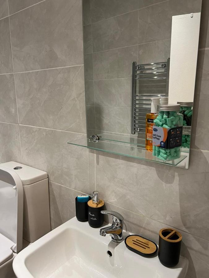 Lovely 2 Bed Flat In Soho! London Eksteriør bilde